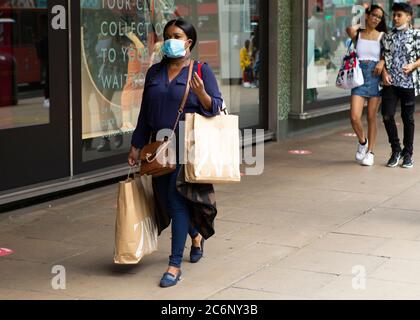 Londres, Royaume-Uni. 11 juillet. Un shopper avec un masque facial protecteur qui descend Oxford Street alors que les gens de Londres se préparent à la possibilité que les revêtements faciaux deviennent obligatoires dans les magasins et autres lieux publics à travers le Royaume-Uni. (Crédit : Jacques Feeney | MI News) crédit : MI News & Sport /Alay Live News Banque D'Images