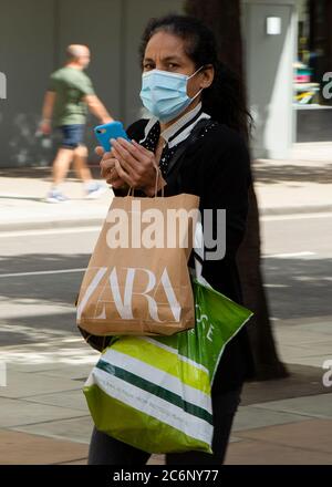 Londres, Royaume-Uni. 11 juillet. Un shopper avec un masque facial protecteur qui descend Oxford Street alors que les gens de Londres se préparent à la possibilité que les revêtements faciaux deviennent obligatoires dans les magasins et autres lieux publics à travers le Royaume-Uni. (Crédit : Jacques Feeney | MI News) crédit : MI News & Sport /Alay Live News Banque D'Images