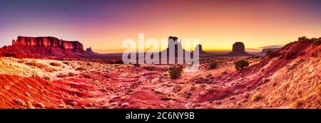 Monument Valley dans le parc national Navajo à Sunrise, frontière de l'Utah et de l'Arizona, États-Unis Banque D'Images