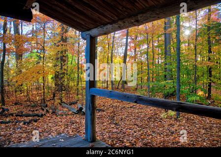 Vue depuis le porche avant d'une cabane historique en bois de pionnier, King City, Ontario, Canada. Banque D'Images