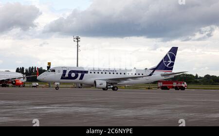 Ukraine, Kiev - 8 juillet 2020 : avion de passagers. AVION SP-LIB LOT - POLISH AIRLINES EMBRAER ERJ-175. Aéroport international de Boryspil. Arrivée du plan Banque D'Images