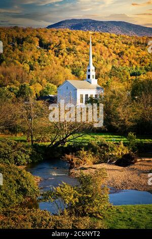 L'église de la communauté Stowe se distingue au milieu de couleurs automnale vibrantes dans les montagnes blanches du Vermont. Banque D'Images