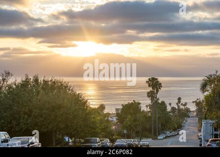 Coucher de soleil sur la côte depuis le sommet de l'avenue Bermudes. San Diego, Californie, États-Unis. Dans la communauté de point Loma. Banque D'Images