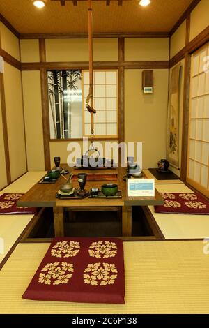 La disposition parfaite pour le thé japonais cermony exposé dans une salle d'exposition de meubles. Banque D'Images