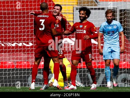 Andrew Robertson (au centre) de Liverpool célèbre le premier but de son équipe avec Fabinho (à gauche) et Mohamed Salah lors du match de la Premier League au stade Anfield, à Liverpool. Banque D'Images