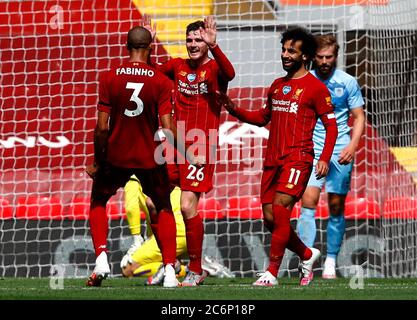 Andrew Robertson (au centre) de Liverpool célèbre le premier but de son équipe avec Fabinho (à gauche) et Mohamed Salah lors du match de la Premier League au stade Anfield, à Liverpool. Banque D'Images