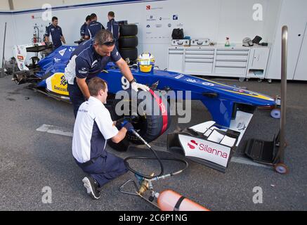 Örebro, Suède 2016-09-10 l'équipe Sauber avec la voiture de F1 de Marcus Ericsson dans le centre d'Örebro samedi. Photo Jeppe Gustafsson Banque D'Images