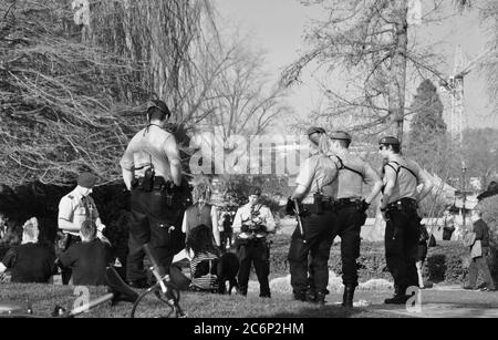 La police est de contrôler les jeunes un t lake Zuerich principalement pour l'abus de drogues Marihuanna Banque D'Images