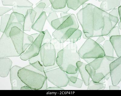 Cadre de remplissage en gros plan de copeaux de verre vert clair ou bleu turquoise translucide sur fond blanc Banque D'Images