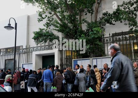 Daily Photo : tunisienne personnes la queue devant l'ambassade de France - en attente d'un visa pour voyager en Europe Banque D'Images