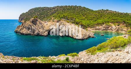 Vue panoramique sur la plage Caló des Monjo, magnifique baie de bord de mer sur Majorque, mer Méditerranée Espagne Banque D'Images