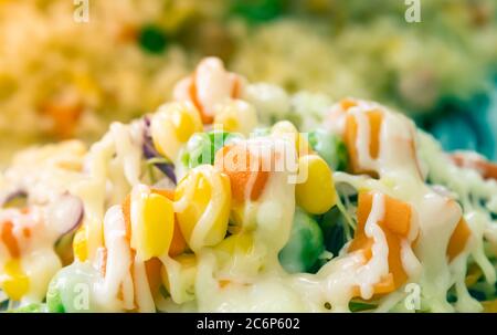 Salade végétarienne ou végétarienne avec garniture de mayonnaise sur demi-cadre inclure la carotte et la tomate et le maïs et le chou et les pois et la laitue dans le ton vintage Banque D'Images