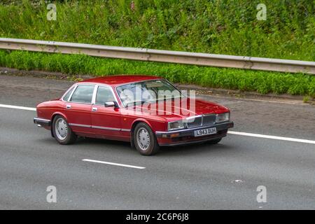 1994 90s années quatre-vingt-dix Rouge Jaguar Sovereign 4,0 Auto; véhicules routiers automobiles, voitures de conduite sur les routes britanniques, voitures classiques, chérités, vétéran, véhicule de minuterie restauré, moteurs à collectionner, vintage, patrimoine, vieux préservé, Moteurs à collectionner, en voiture sur le réseau autoroutier M6. Banque D'Images