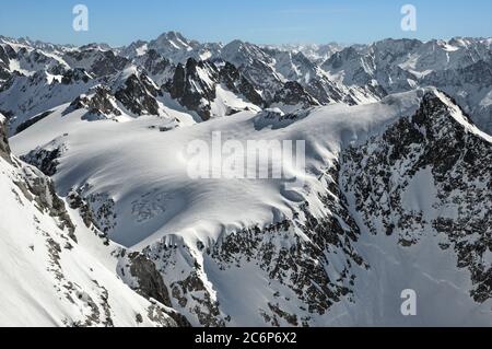 Une couverture de neige fraîche couvre le Grassengrat et le Firnalpeligletscher en hiver. Banque D'Images