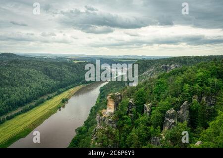 Vue sur l'Elbe depuis les montagnes de grès Bastei en Suisse saxonne, par une journée d'été nuageux Banque D'Images