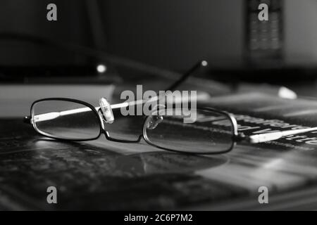 Lunettes de lecture en métal, en noir et blanc Banque D'Images