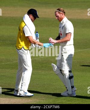 Le capitaine d'Angleterre Ben Stokes (à droite) pulvérise ses mains au cours du quatrième jour de la série d'essais au Ageas Bowl, à Southampton. Banque D'Images