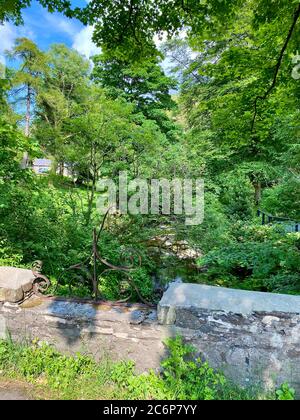 L'ancien pont en pierre traversant la rivière Sulby à Tholt-y-will, dans la belle campagne de l'île de Man Banque D'Images