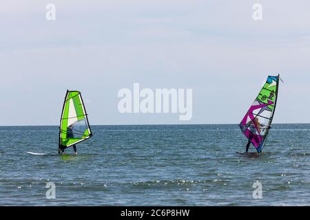 Vue sur le port, Cork, Irlande. 11 juillet 2020. Planche à voile essayant de profiter au maximum des conditions calmes lors d'un après-midi chaud et ensoleillé à Harbour View, Co. Cork, Irlande. - crédit; David Creedon / Alamy Live News Banque D'Images