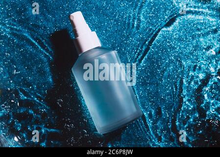 Bouteille cosmétique transparente dans l'eau Banque D'Images