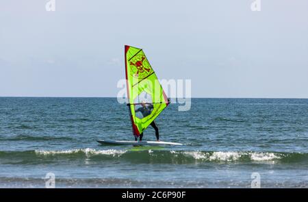 Vue sur le port, Cork, Irlande. 11 juillet 2020. Planche à voile essayant de profiter au maximum des conditions calmes lors d'un après-midi chaud et ensoleillé à Harbour View, Co. Cork, Irlande. - crédit; David Creedon / Alamy Live News Banque D'Images