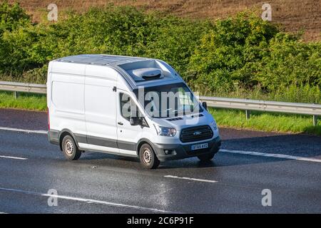 2015 blanc Ford Transit 350; livraison de camions, camion, transport, camion, camion à panneaux, véhicule, industrie européenne du transport commercial HGV, M6 à Manchester, Royaume-Uni Banque D'Images