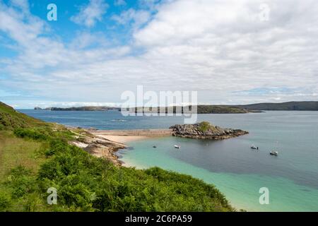 TALMINE ET TALMINE BAY SUTHERLAND ÉCOSSE EN ÉTÉ VUE SUR LA BAIE UNE PLAGE DE SABLE À PROXIMITÉ DE LA JETÉE DE PETITS BATEAUX SUR UNE MER COLORÉE Banque D'Images