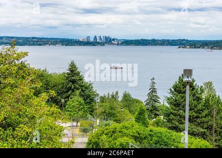 Vue sur Bellevue, Washington, sur le lac Washington. Banque D'Images