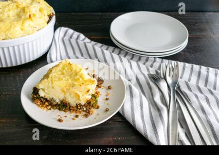 Vegan Lentil et Mushroom Shepherd's Pie : une tranche de tarte sans viande faite avec des pommes de terre, des lentilles et des champignons Banque D'Images