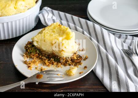 Vegan Lentil et Mushroom Shepherd's Pie : une tranche de tarte sans viande faite avec des pommes de terre, des lentilles et des champignons Banque D'Images