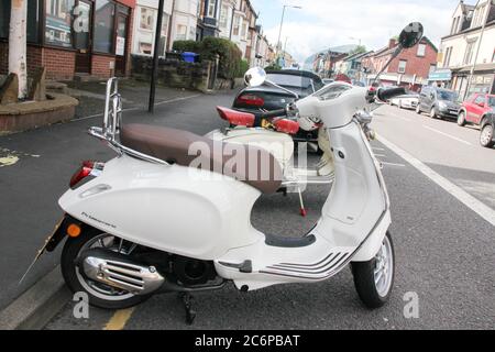 Abbeydale Road, Sheffield, South Yorkshire, Royaume-Uni 11 juillet 2020. Scooters garés devant un café italien à Sheffield. Crédit : Alamy Live News Banque D'Images