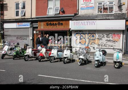 Abbeydale Road, Sheffield, South Yorkshire, Royaume-Uni 11 juillet 2020. Scooters garés devant un café italien à Sheffield. Crédit : Alamy Live News Banque D'Images