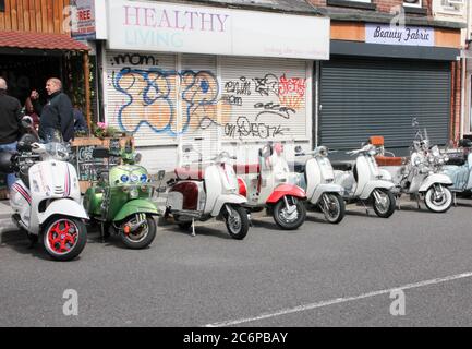 Abbeydale Road, Sheffield, South Yorkshire, Royaume-Uni 11 juillet 2020. Scooters garés devant un café italien à Sheffield. Crédit : Alamy Live News Banque D'Images