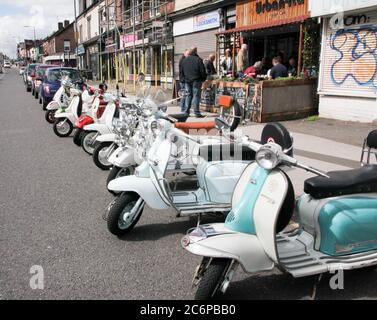 Abbeydale Road, Sheffield, South Yorkshire, Royaume-Uni 11 juillet 2020. Scooters garés devant un café italien à Sheffield. Crédit : Alamy Live News Banque D'Images