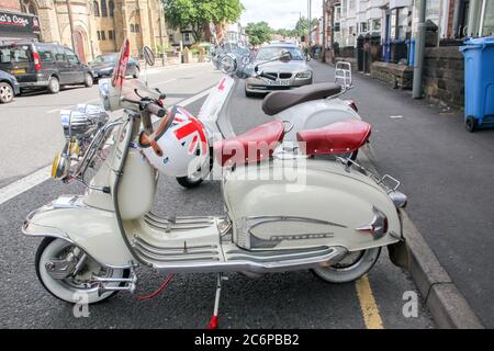 Abbeydale Road, Sheffield, South Yorkshire, Royaume-Uni 11 juillet 2020. Scooters garés devant un café italien à Sheffield. Crédit : Alamy Live News Banque D'Images