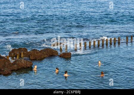 Nageurs dans une piscine d'eau de mer dans les rochers de la côte à la Jaquita, Alcala, Tenerife, îles Canaries, Espagne Banque D'Images