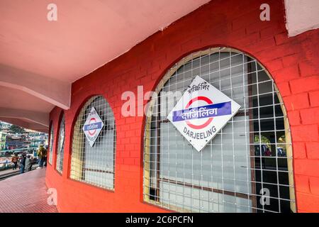 Panneau du directeur de la gare à Darjeeling, Inde. Banque D'Images