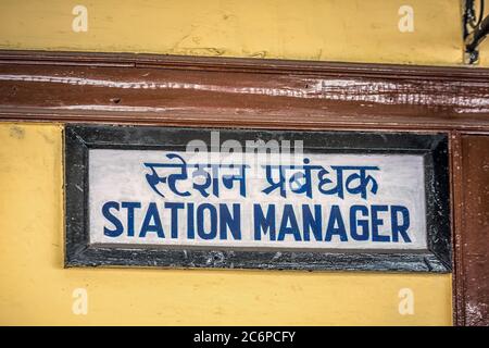 Panneau du directeur de la gare à Darjeeling, Inde. Banque D'Images