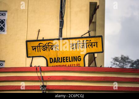 Panneau du directeur de la gare à Darjeeling, Inde. Banque D'Images