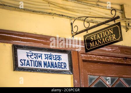 Panneau du directeur de la gare à Darjeeling, Inde. Banque D'Images