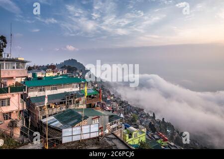 Vue à Darjeeling depuis un point de vue élevé à la journée faggy, Inde. Banque D'Images