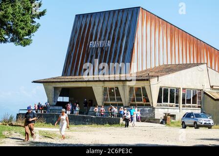 Le terminus du téléphérique de la montagne Mottarone, Stresa, Lac majeur, Italie Banque D'Images