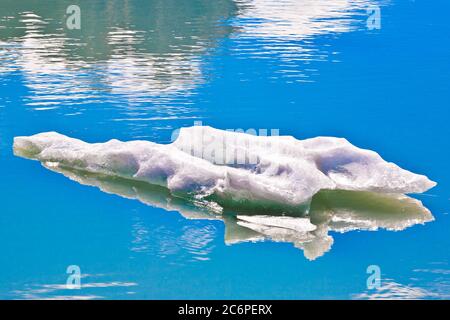 Fragment glaciaire flottant dans un lac d'eau de fonte, glacier Vowell, montagnes Bugaboo Colombie-Britannique Canada Banque D'Images