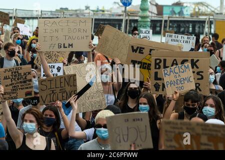 Brighton Seafront/Palace Pier, Brighton, Royaume-Uni. 11 juillet 2020. Black Lives Matter des marches de protestation le long du front de mer avant de se diriger vers le nord en ville . Photo par crédit : Julie Edwards/Alamy Live News Banque D'Images