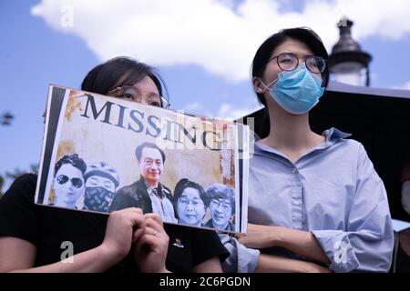 Paris, France. 11 juillet 2020. Deux manifestants asiatiques tiennent une pancarte à l'endroit où des personnes ont perdu leur place lors d'une manifestation en faveur de Hong Kong. Les manifestants se réunissent sur la place de la Bastille pour montrer leur soutien à Hong Kong et leur rejet de la nouvelle loi sur la sécurité nationale promulguée par la Chine. Crédit : SOPA Images Limited/Alamy Live News Banque D'Images
