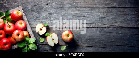 Pommes mûres dans une boîte en bois sur la table Vintage Banque D'Images