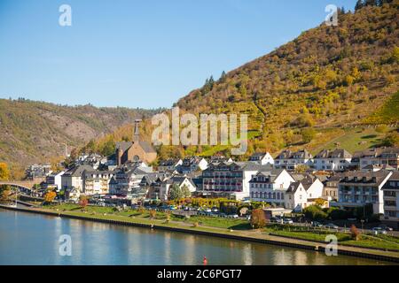 Ville d'automne de Cochem en Allemagne. De nombreuses maisons sur la montagne au milieu des vignobles et de la Moselle. Banque D'Images