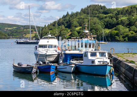 Des bateaux se sont joints le long d'un quai à Union Hall, West Cork, Irlande Banque D'Images