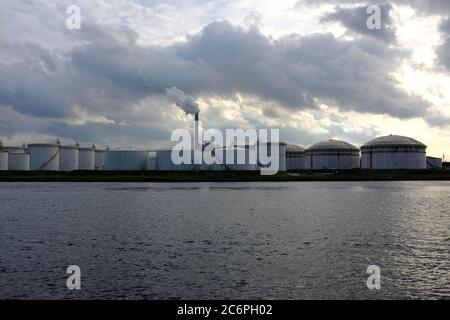 Amsterdam silos à pétrole à Europort par le centre d'Amsterdam vu de la rivière Banque D'Images