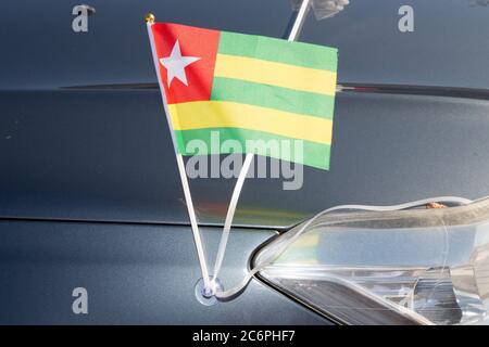 drapeau du togo sur la voiture de luxe Banque D'Images